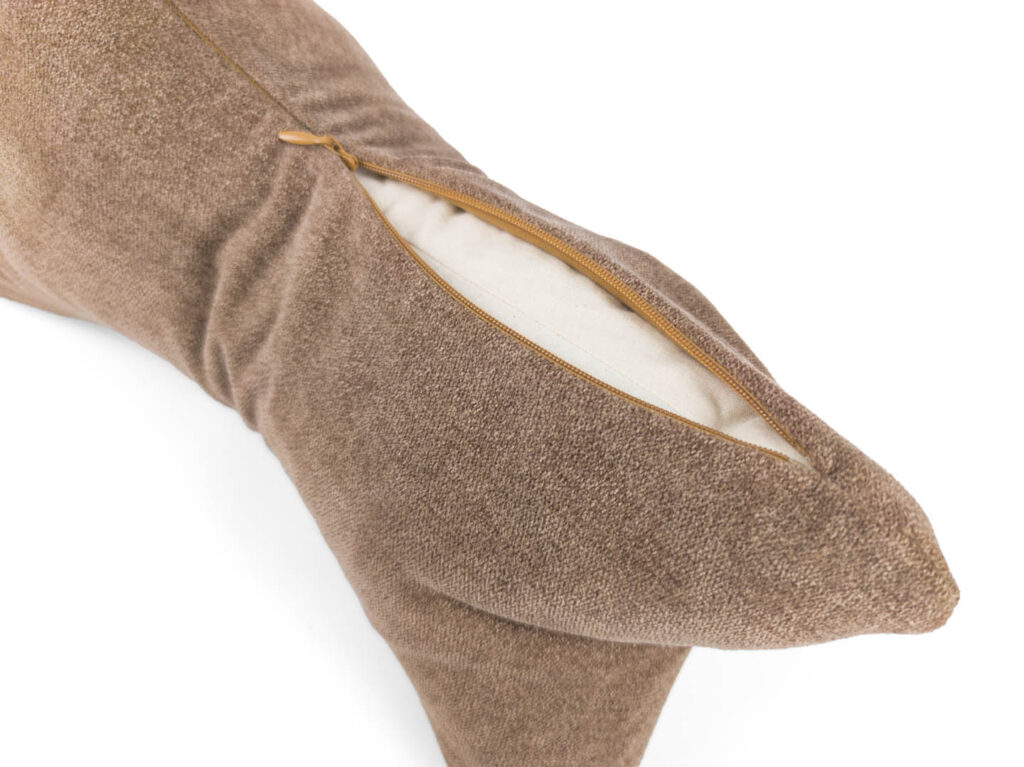 Leseknochenbezug im Design Chenille – handgefertigt in haselnussbraun