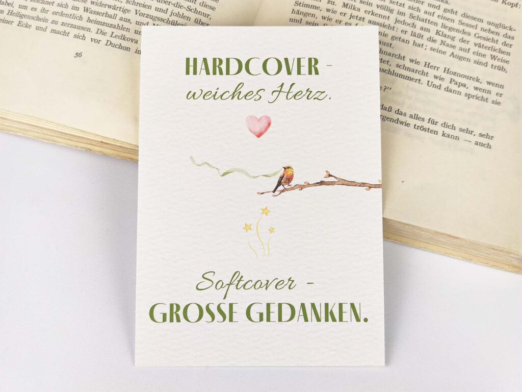 Postkarte mit Spruch „Hardcover – weiches Herz. Softcover – große Gedanken.“ (Hochformat)