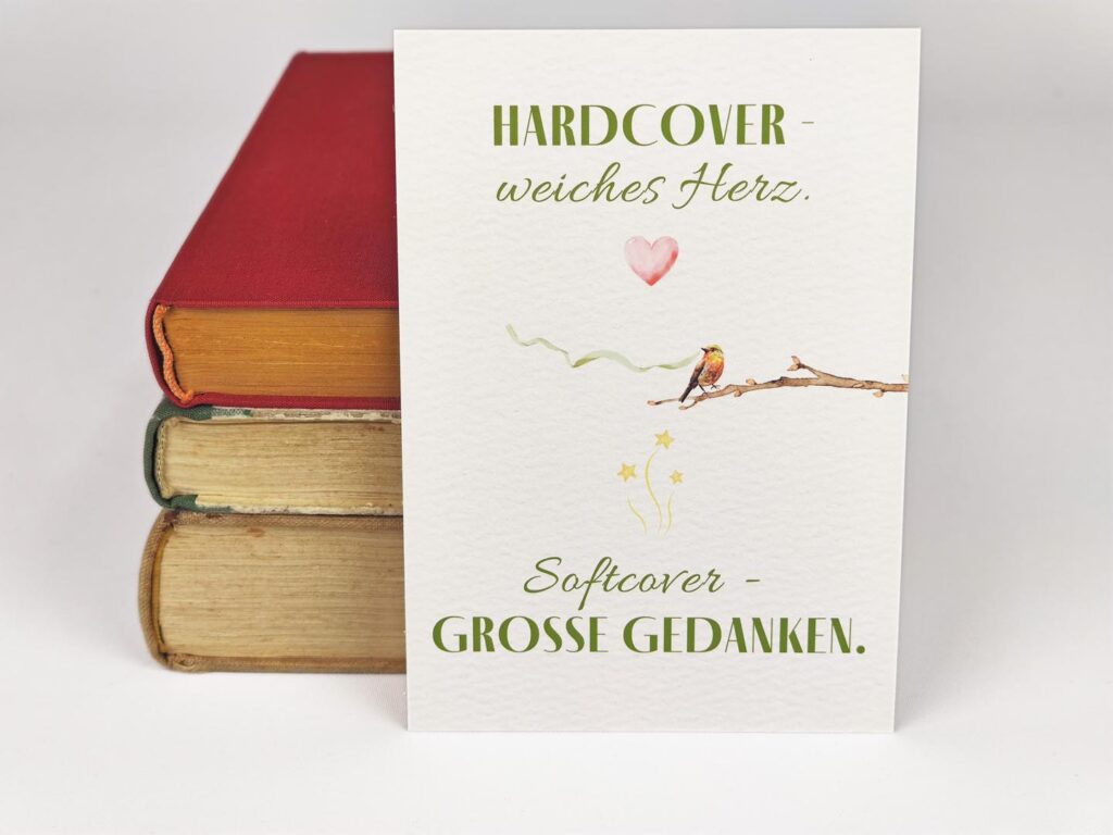 Postkarte mit Spruch „Hardcover – weiches Herz. Softcover – große Gedanken.“ (Hochformat)