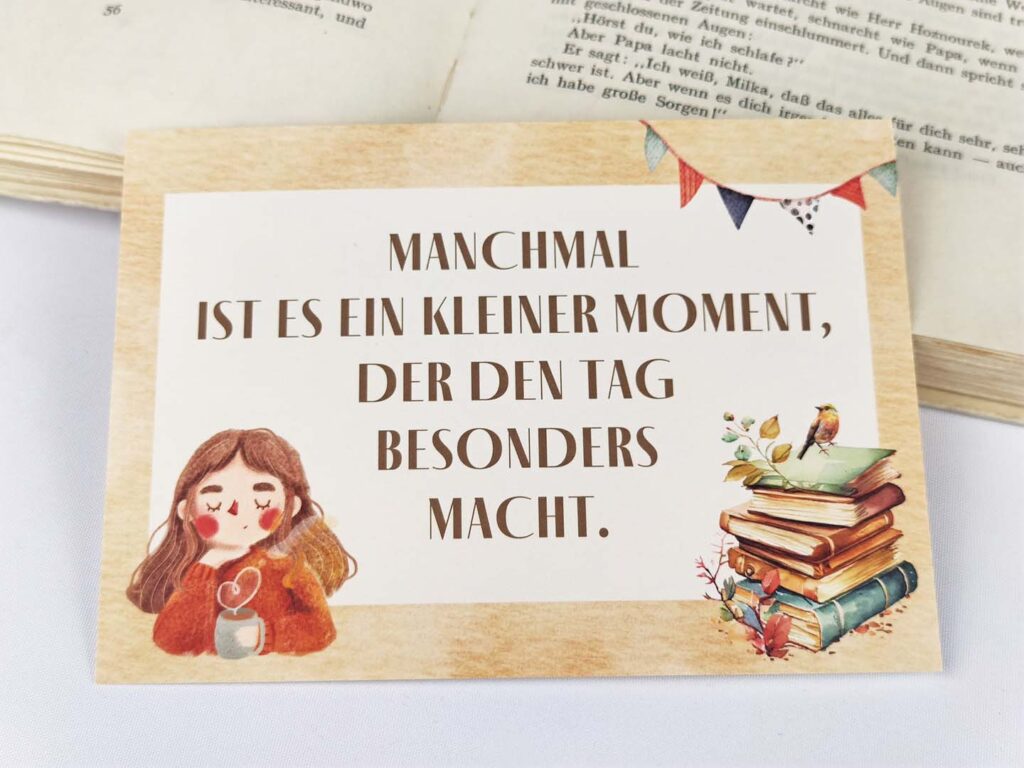 Postkarte mit Spruch „Manchmal ist es ein kleiner Moment, der den Tag besonders macht.“ (Querformat)