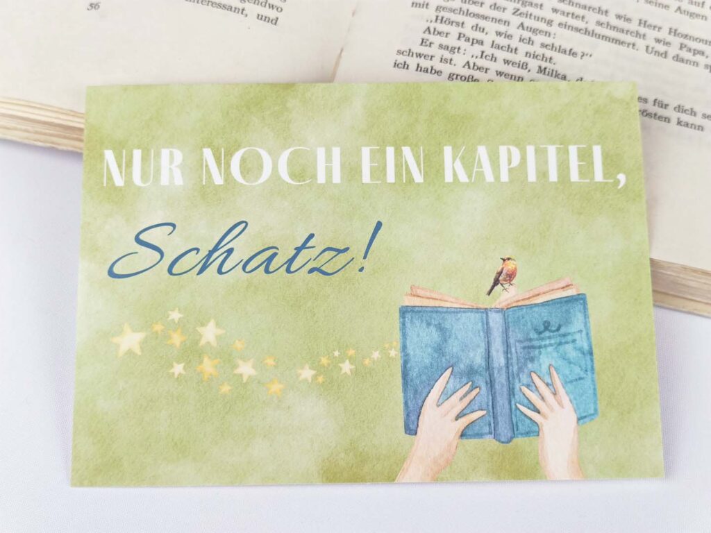 Postkarte mit Spruch „Nur noch ein Kapitel, Schatz!“ (Querformat)
